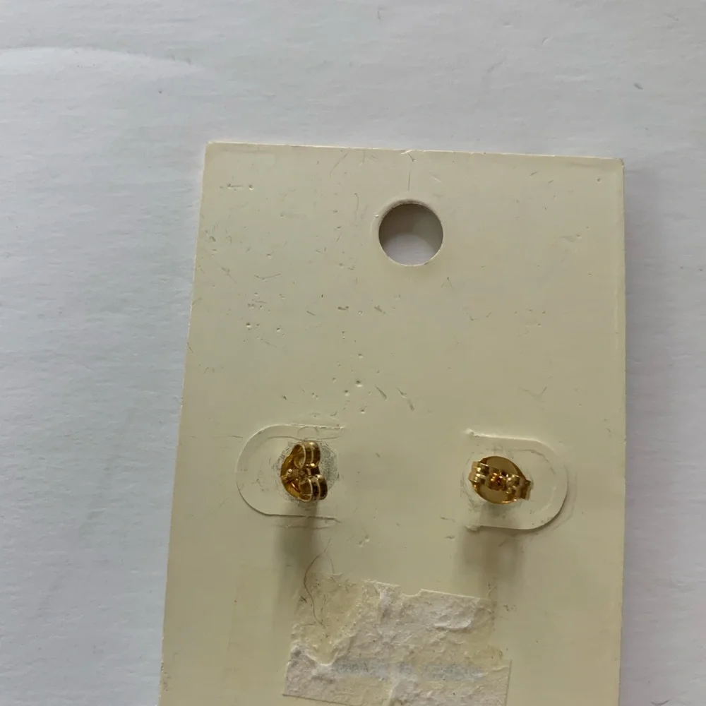 Girls Gold gilled earrings.